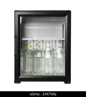 Minibar con bevande isolate di colore bianco Foto Stock