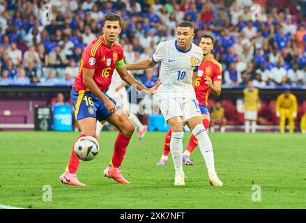 Kylian MBAPPE, fra 10 competono per il pallone, tackle, duello, colpo di testa, zweikampf, azione, lotta contro Rodrigo, ESP 16 nella partita di semifinale SPAGNA - FRANCIA 2-1 dei Campionati europei UEFA 2024 il 9 luglio 2024 a Monaco, Germania. Fotografo: Peter Schatz Foto Stock