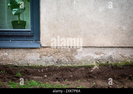 Terreno scavato vicino alle fondamenta della casa per l'isolamento e la ristrutturazione. Foto Stock