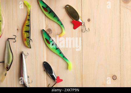 Diversi attrezzi da pesca su tavola di legno, piatto. Spazio per il testo Foto Stock