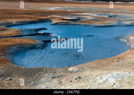 Hverir campi geotermici ai piedi della montagna di Namafjall, Myvatn lago, Islanda Foto Stock