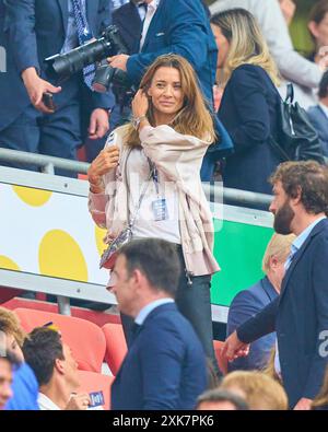 Oliver Bierhoff mit Ehefrau Klara Szalantzy nella semifinale SPAGNA - FRANCIA 2-1 dei Campionati europei UEFA 2024 il 9 luglio 2024 a Monaco, Germania. Fotografo: Peter Schatz Foto Stock