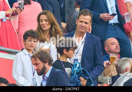 Oliver Bierhoff mit Ehefrau Klara Szalantzy nella semifinale SPAGNA - FRANCIA 2-1 dei Campionati europei UEFA 2024 il 9 luglio 2024 a Monaco, Germania. Fotografo: Peter Schatz Foto Stock