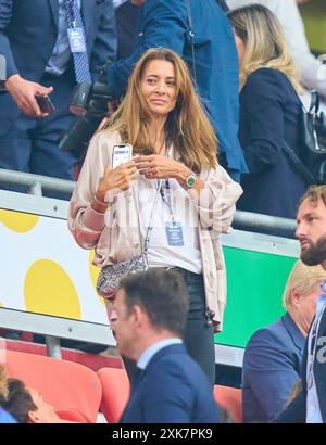 Oliver Bierhoff mit Ehefrau Klara Szalantzy nella semifinale SPAGNA - FRANCIA 2-1 dei Campionati europei UEFA 2024 il 9 luglio 2024 a Monaco, Germania. Fotografo: Peter Schatz Foto Stock