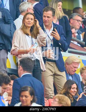 Oliver Bierhoff (R) mit Ehefrau Klara Szalantzy (L), Oliver Kahn nella semifinale SPAGNA - FRANCIA 2-1 dei Campionati europei UEFA 2024 il 9 luglio 2024 a Monaco, Germania. Fotografo: Peter Schatz Foto Stock