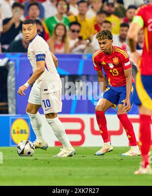 Kylian MBAPPE, fra 10 competono per il pallone, tackle, duello, colpo di testa, zweikampf, azione, lotta contro Lamine Yamal, ESP 19 nella partita di semifinale SPAGNA - FRANCIA 2-1 dei Campionati europei UEFA 2024 il 9 luglio 2024 a Monaco, Germania. Fotografo: Peter Schatz Foto Stock