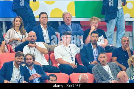 Oliver Bierhoff mit Ehefrau Klara Szalantzy Oliver KAHN, Ex CEO FCB, Ex Vorstandsvorsitzender der FC Bayern München AG, Mario Gomez, Sami Khedira, nella semifinale SPAGNA - FRANCIA 2-1 dei Campionati europei UEFA 2024 il 9 luglio 2024 a Monaco, Germania. Fotografo: Peter Schatz Foto Stock