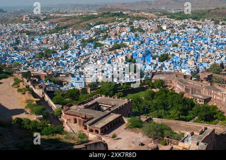 Vista dal Forte Mehrangarh sulla collina sopra Jodhpur, Rajasthan, India Foto Stock