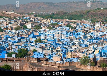 Vista dal Forte Mehrangarh sulla collina sopra Jodhpur, Rajasthan, India Foto Stock