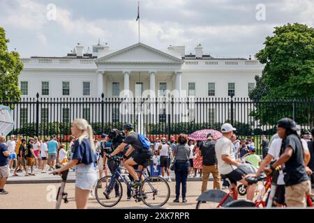Washington, Stati Uniti. 21 luglio 2024. Turisti e cittadini passano davanti e si fermano per scattare foto della Casa Bianca mentre la nazione reagisce al presidente Joe Biden annunciando che stava uscendo dalla corsa presidenziale degli Stati Uniti il 21 luglio 2024 a Washington DC. che è stato sequestrato nella sua casa in Delaware dopo la diagnosi di COVID, ha fatto l'annuncio con una lettera alla nazione pubblicata all'inizio di quel giorno. Foto di Jemal Countess/UPI credito: UPI/Alamy Live News Foto Stock