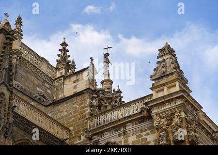 Astorga, Spagna - 3 giugno 2023: Un primo piano delle intricate pietre intagliate della cattedrale di Santa Maria de Astorga in Spagna, che mostrano la guglia di On Foto Stock