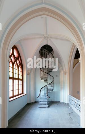 Vecchia scala a chiocciola in acciaio in una villa in stile gotico. Foto Stock