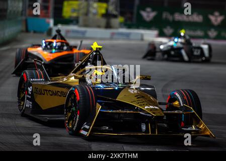 DS Penske piloti Stoffel Vandoorne e Jean-Eric Vergne corrono durante l'Hankook London Formula e-Prix Race 1 all'Excel Centre. Foto Stock