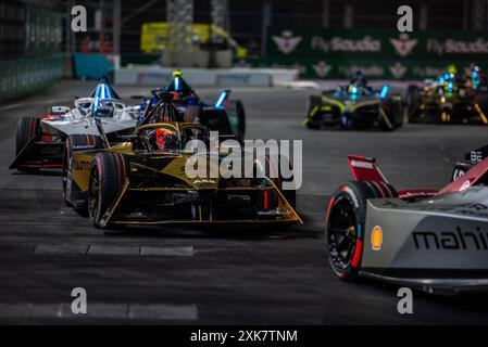 DS Penske piloti Stoffel Vandoorne e Jean-Eric Vergne corrono durante l'Hankook London Formula e-Prix Race 1 all'Excel Centre. Foto Stock