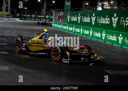 DS Penske piloti Stoffel Vandoorne e Jean-Eric Vergne corrono durante l'Hankook London Formula e-Prix Race 1 all'Excel Centre. Foto Stock