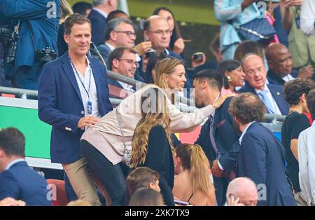 Oliver Bierhoff (L) mit Ehefrau Klara Szalantzy (M), Sami Khedira nella semifinale SPAGNA, Francia. , . Il 9 luglio 2024 a Monaco, Germania. Fotografo: ddp Images/STAR-Images credito: ddp media GmbH/Alamy Live News Foto Stock