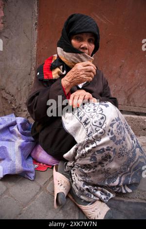 Mendicante per strada a Marrakech. Marocco Foto Stock