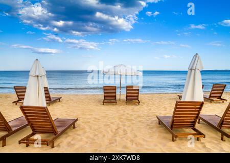 Paesaggio costiero - ombrelloni e lettini sulla spiaggia sabbiosa, la baia di Kavatsi vicino alla città di Sozopol in Bulgaria Foto Stock