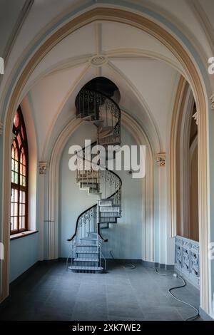 Vecchia scala a chiocciola in acciaio in una villa in stile gotico. Foto Stock