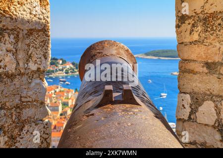 Paesaggio costiero estivo - vista dall'alto del porto della città di Hvar dalla fortezza, sull'isola di Hvar, la costa adriatica della Croazia Foto Stock