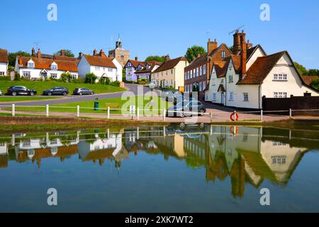 Finchingfield (Church Hill) Essex si riflette nel Duck Pond Foto Stock