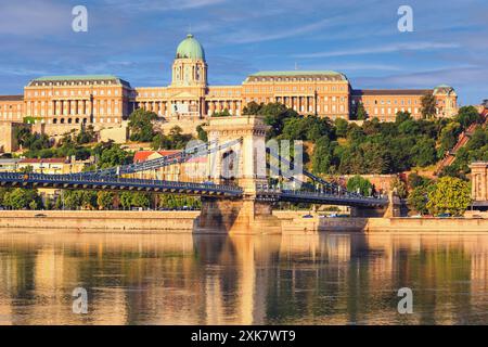 Paesaggio estivo della città - vista del Ponte delle catene di Szechenyi e del Castello di Buda sulla collina del Castello sul fiume Danubio a Budapest, Ungheria Foto Stock