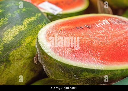 mezzo bicchiere di anguria confezionato in film al supermercato. giorno dell'anguria Foto Stock