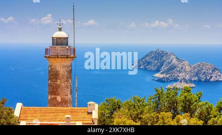 Paesaggio estivo costiero - vista del faro sul Capo Gelidonya, provincia di Antalya in Turchia Foto Stock