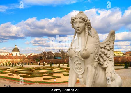 Paesaggio della città - Vista ravvicinata della scultura della Sfinge sullo sfondo dei giardini del Belvedere nella città di Vienna, Austria Foto Stock