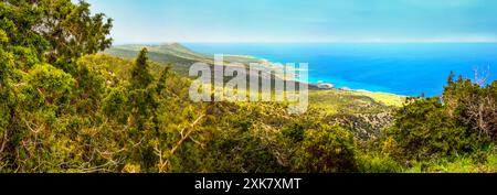 Paesaggio mediterraneo, panorama, banner - vista dall'alto dalla catena montuosa alla penisola di Karpas, parte nord-orientale dell'isola di Cipro Foto Stock