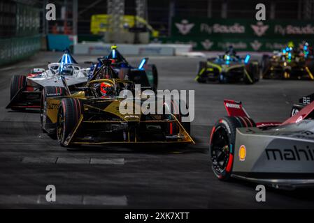 Londra, Regno Unito. 20 luglio 2024. DS Penske piloti Stoffel Vandoorne e Jean-Eric Vergne corrono durante l'Hankook London Formula e-Prix Race 1 all'Excel Centre. (Foto di Loredana Sangiuliano/SOPA Images/Sipa USA) credito: SIPA USA/Alamy Live News Foto Stock