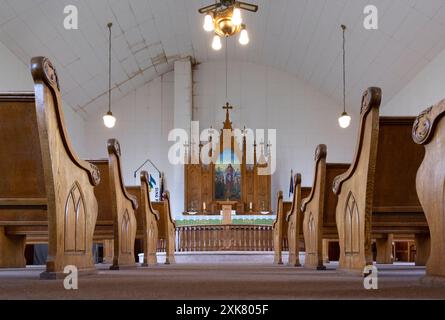 L'altare, le panche e la pala d'altare all'interno della chiesa luterana norvegese della contea di McHenry del 1906 a Balfour, Dakota del Nord. Il primo adoratore Foto Stock