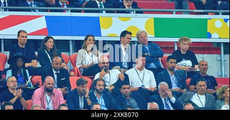 Monaco, Germania. 9 luglio 2024. Holger Badstuber, Oliver Bierhoff mit Ehefrau Klara Szalantzy Oliver KAHN, Ex CEO FCB, Ex Vorstandsvorsitzender der FC Bayern Muenchen AG, Mario Gomez, Sami Khedira, nella semifinale SPAGNA - FRANCIA 2-1 dei Campionati europei UEFA 2024 il 9 luglio 2024 a Monaco, Germania. Fotografo: ddp Images/STAR-Images credito: ddp media GmbH/Alamy Live News Foto Stock