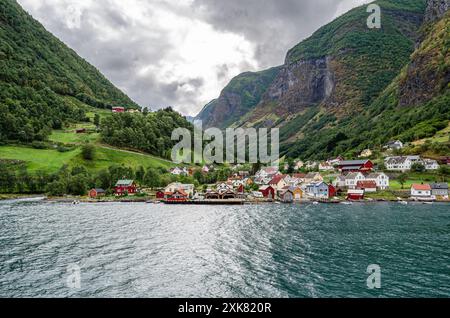 Vista del villaggio di Undredal sulle rive di Aurlandsfjord, contea di Vestland, Norvegia Foto Stock