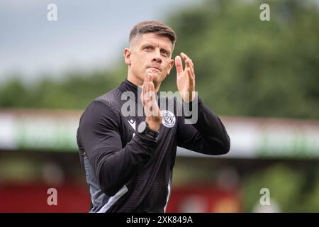 Alex Revell in touchdown durante una partita mentre era manager dello Stevenage FC Foto Stock