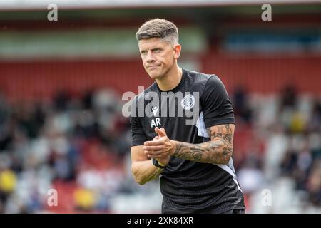 Alex Revell in touchdown durante una partita mentre era manager dello Stevenage FC Foto Stock