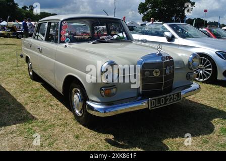 Una Mercedes Benz 230 S del 1967 parcheggiata in mostra al 49th Historic Vehicle Gathering, Powderham, Devon, Inghilterra, Regno Unito. Foto Stock