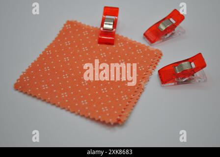 Clip in plastica colorata per cucire e creare Foto Stock