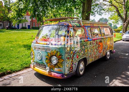 Camper Volkswagen d'epoca dipinta in stile hippie parcheggiata a College Green, Worcester, una città cattedrale nel Worcestershire, West Midlands, Inghilterra Foto Stock