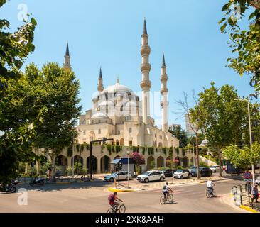 Grande Moschea di Tirana Albania, Namazgah, Namazgja, grande Moschea. Xhamia e Madhe e Tiranës, Xhamia e Namazgjasë in stile ottomano. In bicicletta a Tirana. Foto Stock