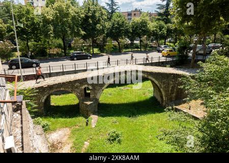 Tanners' Tanner's Tanner's Bridge Tirana, Albania. Piccolo e storico ponte ottomano del 18° secolo. Passerella in pietra del XVIII secolo del XVIII secolo. Foto Stock