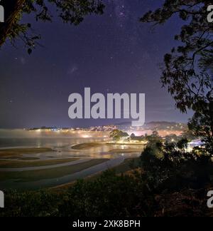 Immagine di Tyndall Beach delta Browns River di notte con stelle e nebbia marina luci notturne da Alum Cliffs a Kingston, Hobart, Tasmania, Australia Foto Stock