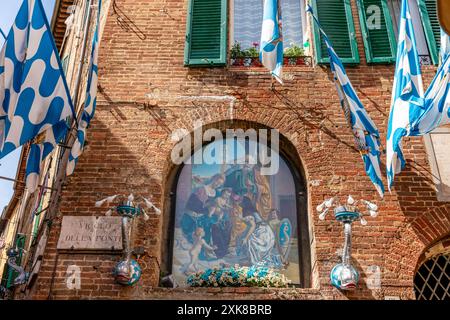 Una casa nel quartiere onda di Siena durante i quattro giorni del Palio, il Palio, Siena, Toscana, Italia. Foto Stock