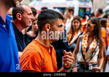 Il Leocorno (unicorno) Jockey entra in Piazza del campo con la sua scorta di Contrada per una gara di prova serale, il Palio, Siena, Toscana, Italia. Foto Stock