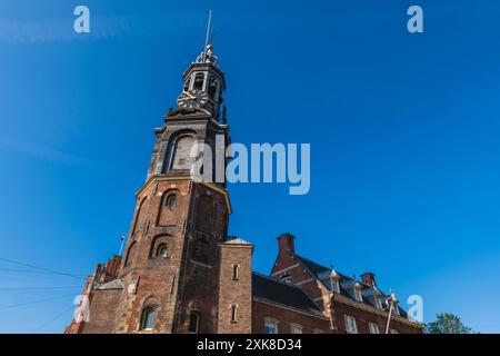 Il Munttoren o Munt, è la torre della zecca situata in piazza Muntplein ad Amsterdam, Paesi Bassi Foto Stock