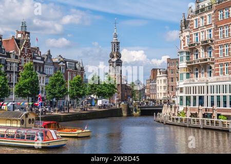 Il Munttoren o Munt, è la torre della zecca situata in piazza Muntplein ad Amsterdam, Paesi Bassi Foto Stock