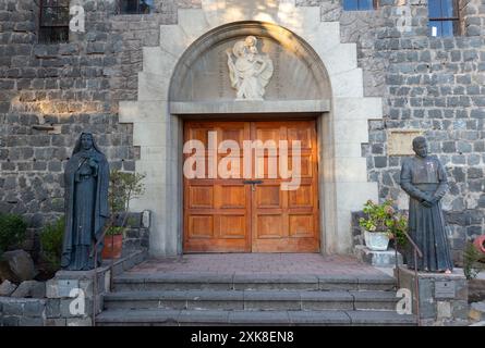 Capilla la Maternidad Cappella della maternità porta d'ingresso Cerro San Cristobal Colle Santiago Cile Santa Teresa De Los Andes statue di Alberto Hurtado Foto Stock