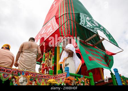 Londra, Regno Unito. 21 luglio 2024. Un devoto Hare Krishna cavalca un carro londinese prega verso folle di seguaci. Migliaia di seguaci della religione Hare Krishna si riuniscono nel centro di Londra per la processione annuale di Rathayatra. Credito: SOPA Images Limited/Alamy Live News Foto Stock