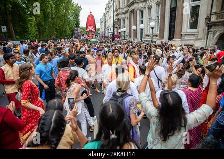 Londra, Regno Unito. 21 luglio 2024. Un carro londinese viene trascinato tra folle di devoti. Migliaia di seguaci della religione Hare Krishna si riuniscono nel centro di Londra per la processione annuale di Rathayatra. Credito: SOPA Images Limited/Alamy Live News Foto Stock