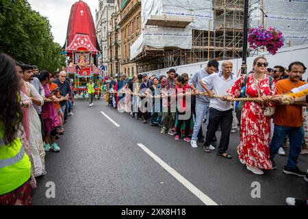 Londra, Regno Unito. 21 luglio 2024. I devoti di Hare Krishna tirano un carro di Londra lungo una strada. Migliaia di seguaci della religione Hare Krishna si riuniscono nel centro di Londra per la processione annuale di Rathayatra. Credito: SOPA Images Limited/Alamy Live News Foto Stock